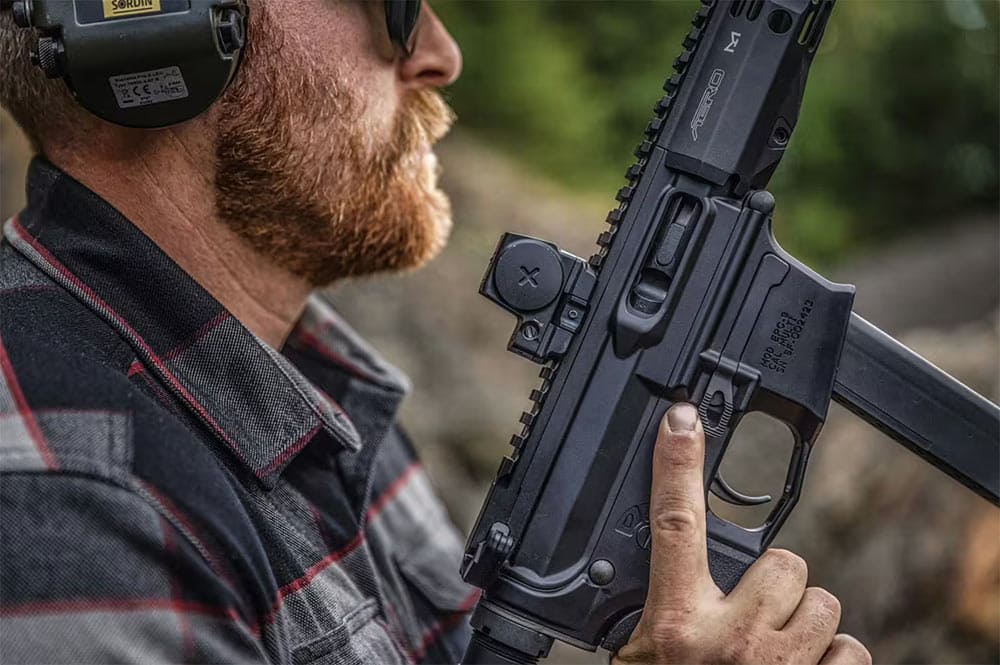 VORTEX Red Dot Picatinny Montage für Reflexvisiere mit DeltaPoint® Pro Footprint auf einer Waffe montiert.